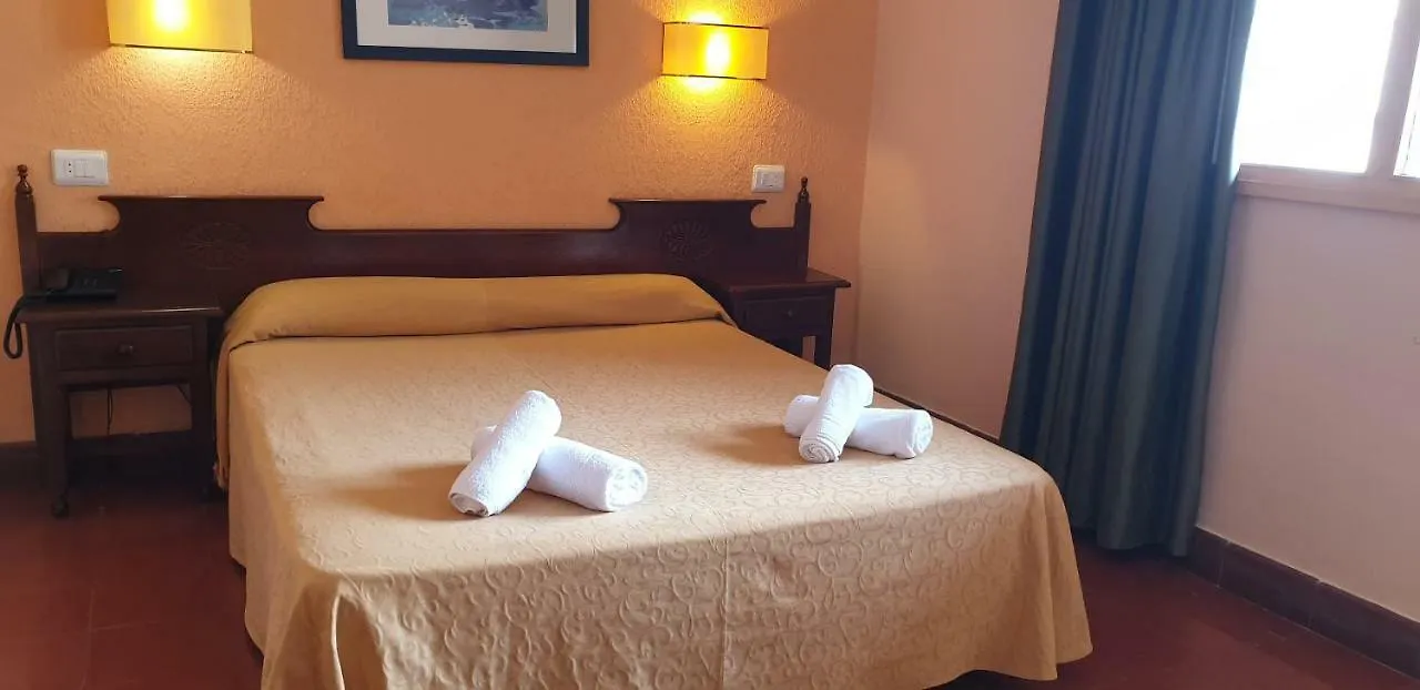Hotel Mercedes 滨海略雷特 3*,